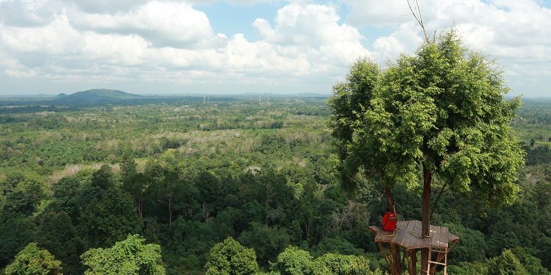 Wisatawan tengah berfoto di obyek wisata Bukit Gebang yang terletak di Desa Nangka, Kecamatan Air Gegas, Kabupaten Bangka Selatan, Kamis (3/8/2017). Obyek wisata Bukit Gebang masih tergolong baru dikembangkan di Pulau Bangka dan menawarkan spot-spot foto nan Instagramable