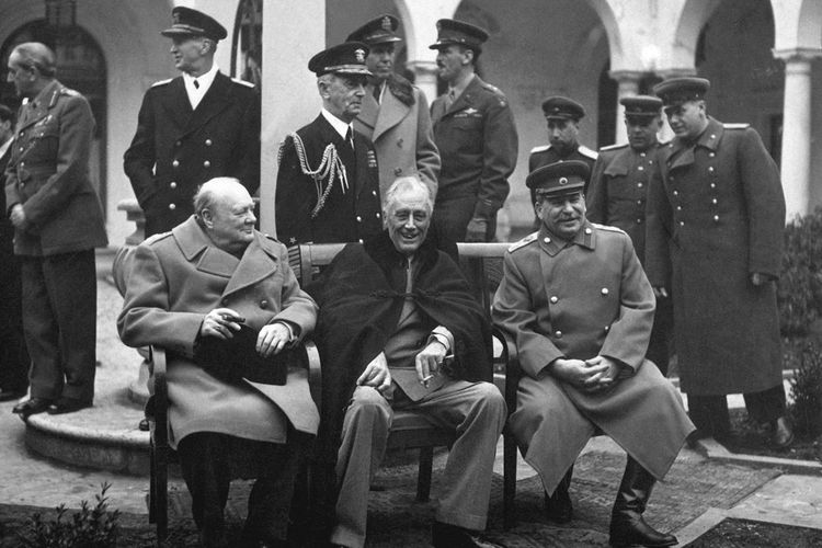 Konferensi Yalta pada Februari 1945, dihadiri oleh tokoh dari negara pemenang Perang Dunia II, Franklin D. Roosevelt dan Joseph Stalin, serta Winston Churchill.