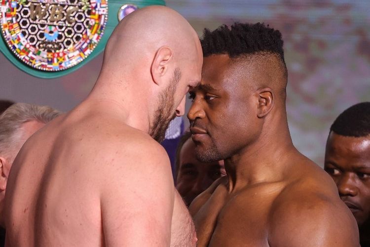 Tyson Fury mengalahkan Francis Ngannou lewat split decision pada duel tinju yang berlangsung di Riyadh, Arab Saudi, pada Minggu (29/10/2023) dini hari WIB.