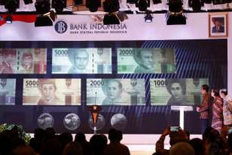 Presiden Joko Widodo saat meresmikan peluncuran uang rupiah baru di Gedung Bank Indonesia, Senin (19/12/2016). Bank Indonesia meluncurkan uang NKRI baru dengan menampilkan 12 pahlawan nasional, Adapun uang desain baru yang diluncurkan hari ini mencakup tujuh pecahan uang rupiah kertas dan empat pecahan uang rupiah logam.