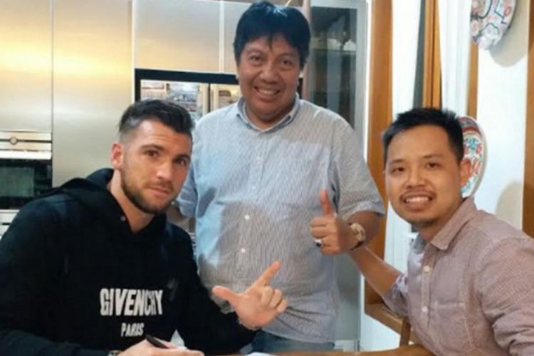 Marko Simic (kiri) resmi gabung ke Persija Jakarta.