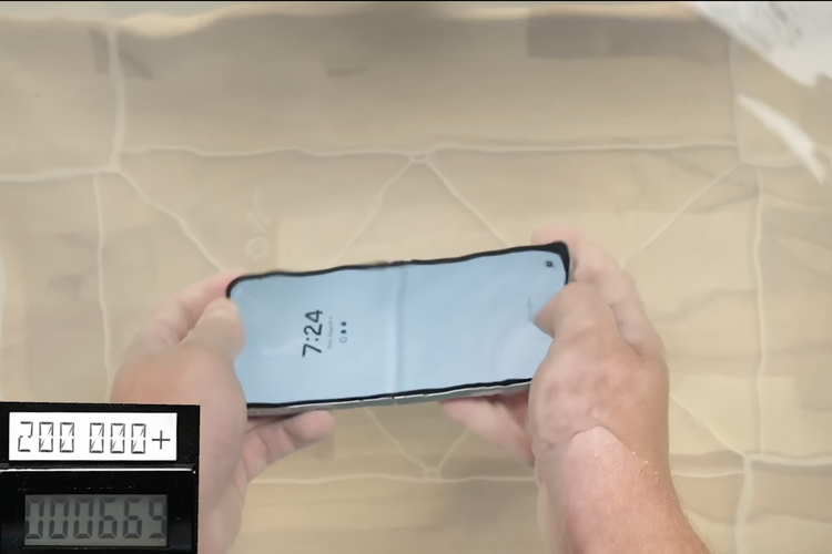 Uji lipatan Galaxy Z Flip 5 di dalam air selama 30 menit