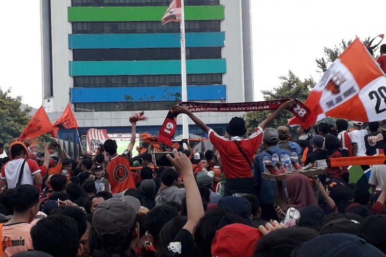 Suasana nonton bareng Persija vs Mitra Kukar di Kantor Kemenpora, Minggu (9/12/2018).