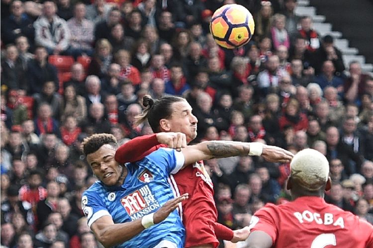 Striker Manchester United, Zlatan Ibrahimovic, melayangkan sikut kepada pemain belakang Bournemouth, Tyrone Mings, pada partai lanjutan Premier League di Stadion Old Trafford, Sabtu (4/3/2017).