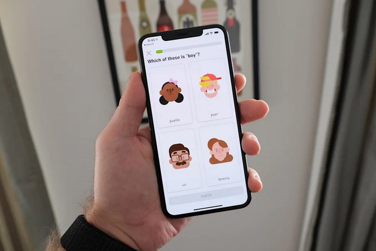 Seseorang yang sedang memainkan kuis di Duolingo