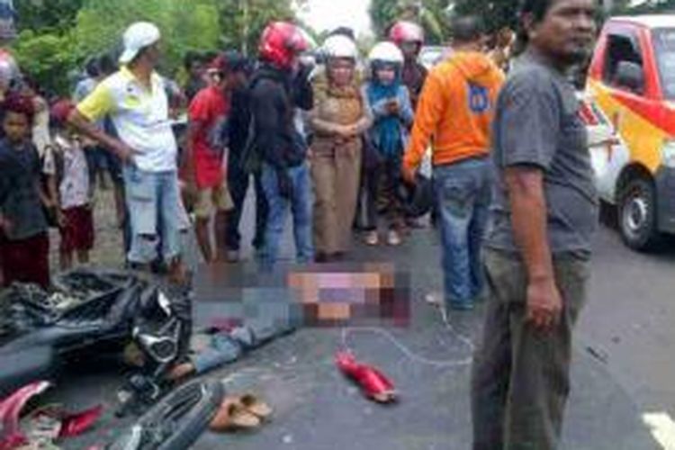 Salah seorang korban tengah terkapar akibat tabrakan setelah menghindari operasi zebra yang digelar aparat kepolisian di Kabupaten Bone, Sulawesi Selatan. Kamis, (27/11/2014).