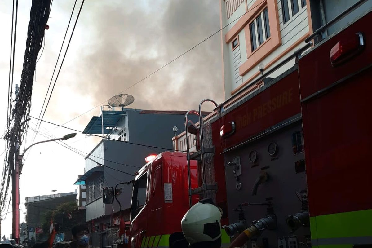 Kebekaran yang terjadi di kawasan padat penduduk di kelurahan Jembatan Besi, Tambora, Selasa (19/5/2020) pagi