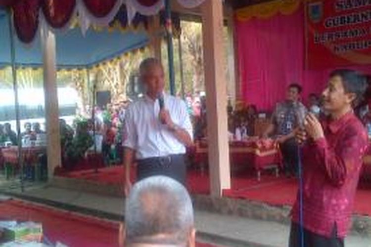 Gubernur Jateng Ganjar Pranowo saat berdialog dengan perwakilan kepala desa di Pantai Pecaron, Kecamatan Ayah, Kabupaten Kebumen, Kamis (29/10/2015)