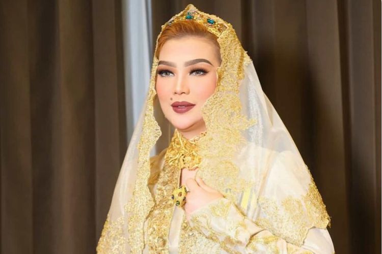 9 gaya Sarifah Suraidah disorot warganet. Dari topi lebar hingga kebaya glamor, penampilannya kerap disebut bak ?noni Belanda?.