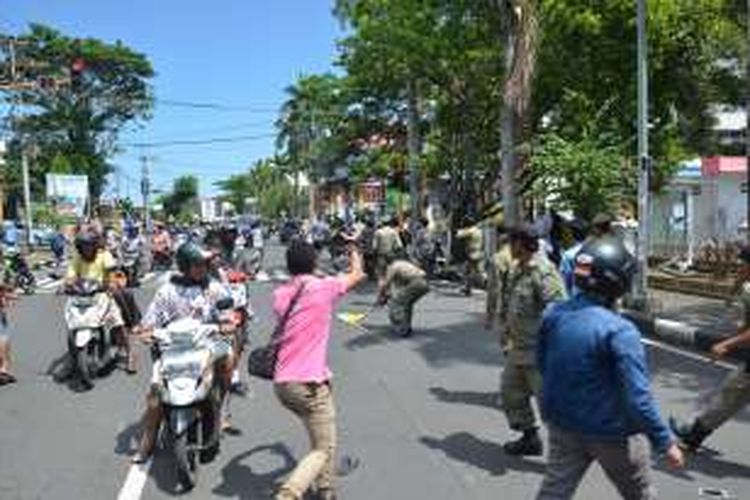 Ricuh, Sejumlah Satpol PP mengejar massa aksi dari PMII di depan Kantor Walikota Ternate, Maluku Utara, Kamis (12/1/2017)