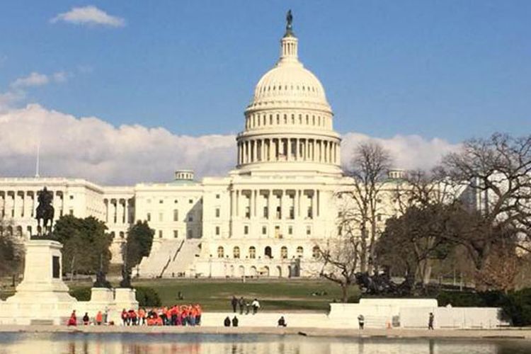 US Capitol di Washington DC merupakan rumahnya anggota Congress (Senate & House of Representative). Terletak di bukit Capitol di ujung timur National Mall.