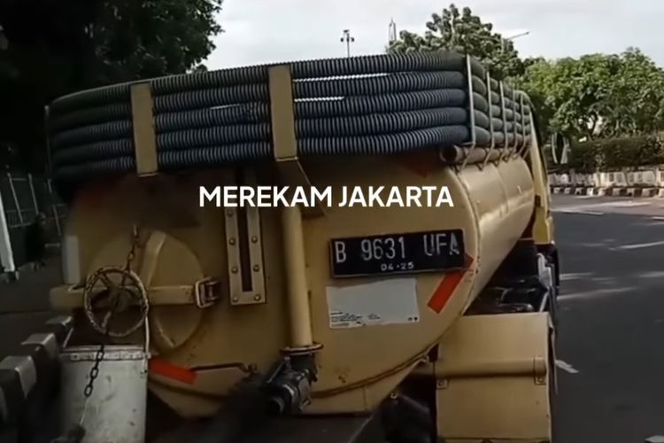 Sebuah truk tinja yang diduga membuang limbah dari kendaraannya ke sebuah selokan air di sebuah jalan di Kramat Jati, Jakarta Timur, Minggu (20/11/2022) pagi.