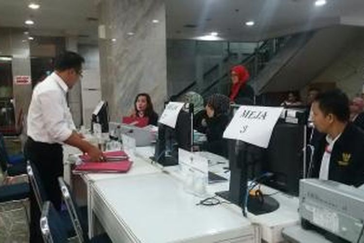 Suasana proses pendaftaran perselisihan hasil pilkada di Mahkamah Konstitusi Jalan Medan Merdeka Barat, Jakarta Pusat, Selasa (22/12/2015)