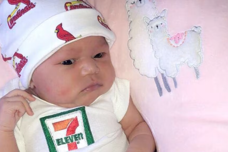 Kisah bayi J?Aime Brown lahir pada 11-7-2019, pukul 7.11 malam, dengan berat 7 pon 11 ons.