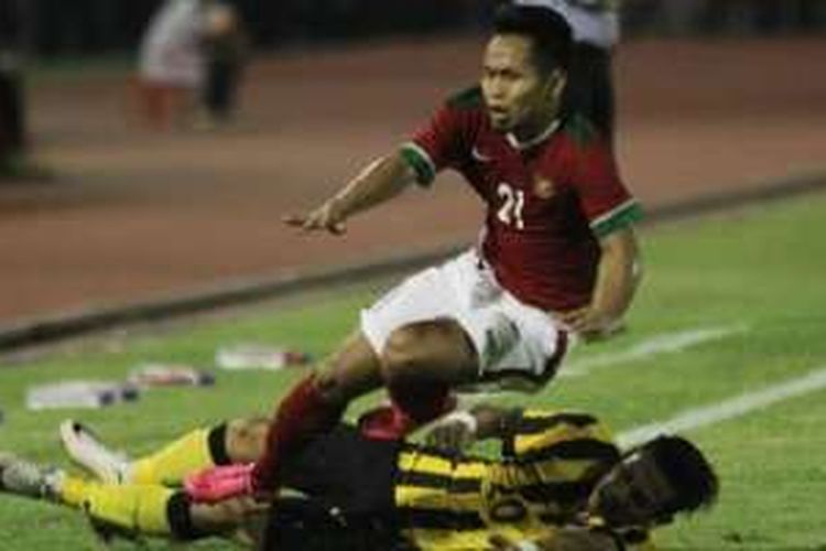 Pemain Indonesia, Andik Vermansah, beberapa kali dilanggar pemain Malaysia pada laga uji coba di Stadion Manahan, Selasa (6/9/2016).