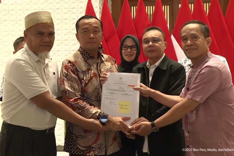Wakil Ketua DPR RI Sufmi Dasco Ahmad bersama Menteri Sekretaris Negara (Mensesneg) Prasetyo Hadi serta dua guru SMA Negeri 1 Luwu Utara, Sulawesi Selatan, yakni Rasnal dan Abdul Muis di Lanud Halim Perdanakusuma, Jakarta, Kamis (13/11/2025) dini hari.