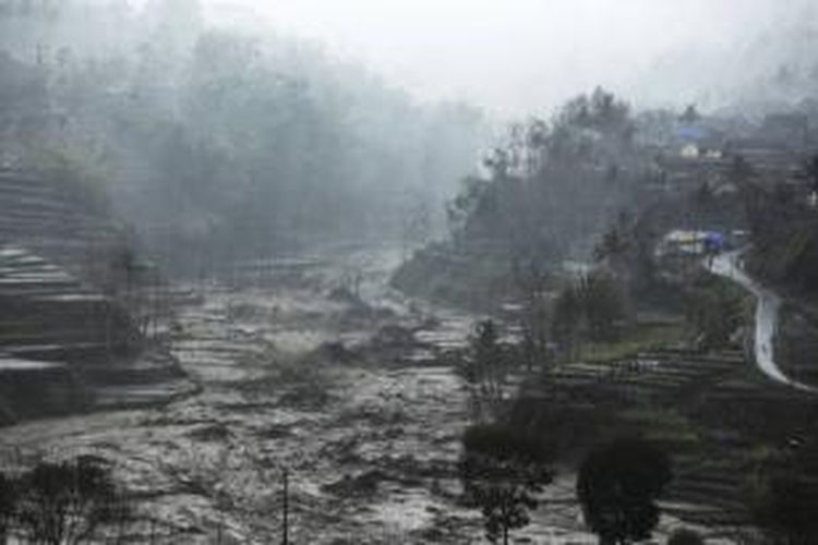 Lahar hujan menerjang sekitar Desa Pandansari, Ngantang, Malang, Jawa Timur, 18 Februari 2014. Menurut BMKG, banjir lahar hujan ini mengalirkan 105 juta meter kubik material Gunung Kelud yang mengancam 28 desa di Kabupaten Blitar dan 6 desa di Kabupaten Kediri.