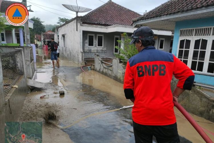 Seorang petugas BPBD saat melakukan pembersihan material banjir di Desa Kanangan, Kuningan, Jawa Barat, Rabu (6/3/2024). 