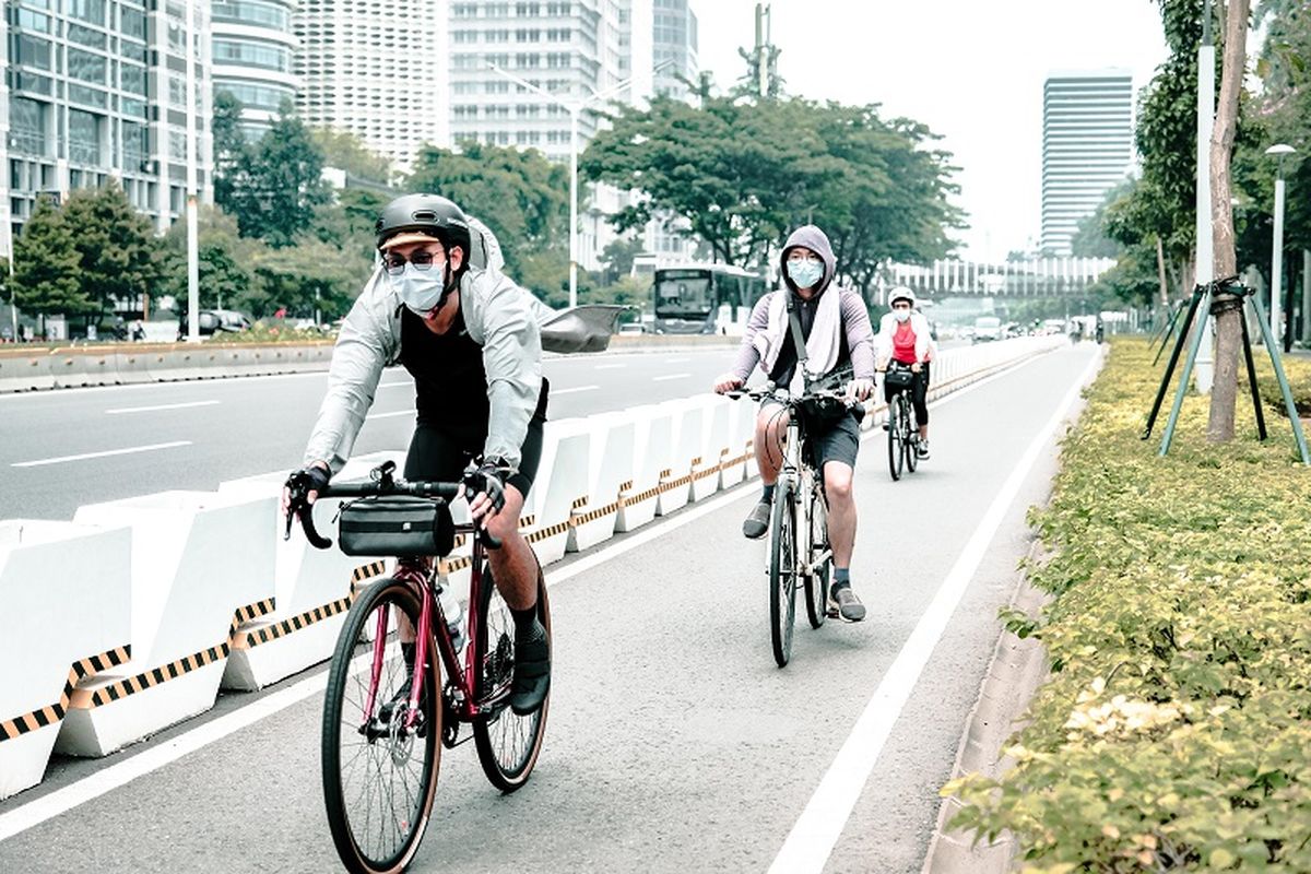 Pemprov DKI Jakarta juga menyediakan jalur khusus sepeda untuk meningkatkan kenyamanan masyarakat, khususnya pengguna sepeda. 