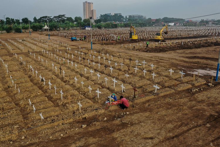 Pantauan udara makam korban Covid-19 di TPU Rorotan, Jakarta Utara, Jumat (23/7/2021). Pasien yang meninggal dunia bertambah 1.566, sekaligus rekor tertinggi sejak pandemi. Dengan demikian, total kasus kematian Covid-19 tembus 80.598 orang.