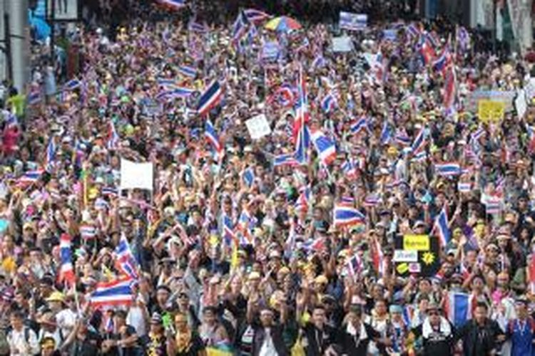 Ribuan pengunjuk rasa memenuhi jalanan kota Bangkok, Thailand menuntut PM Yingluck Shinawatra terkait rancangan undang-undang amnesti.