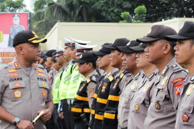 Kapolres CIanjur AKBP Juang Andi Priyanto memeriksa kesiapan personel yang akan diterjunkan dalam pengamanan Pilkades serentak di Kabupaten Cianjur, Jawa Barat.