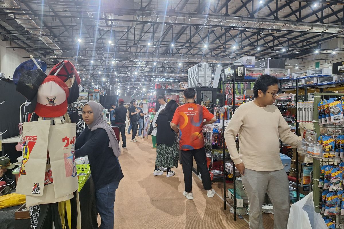 Pengunjung di festival Jakarta Toys and Comics Fair rogoh kocek jutaan rupiah demi beli mainan, di Balai Kartini, Jakarta Selatan, Minggu (3/3/2024).