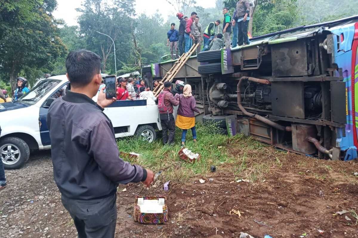 Bus pariwisata PO Purnamasari nomor polisi E 7508 W yang mengalami kecelakaan tunggal di jalan turunan Kampung Nagrog Desa Palasari Kecamatan Ciater, Subang, Sabtu (18/1/2020) sekitar pukul 17.35 WIB. Kecelakaan ini menyebabkan 8 orang meninggal, 10 orang luka berat dan 20 orang luka ringan.