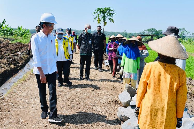 Presiden Joko Widodo melanjutkan agenda kerjanya di Provinsi Jawa Tengah dengan meninjau proyek padat karya irigasi di Desa Ketanggan, Kecamatan Gringsing, Kabupaten Batang, Selasa (30/6/2020). 