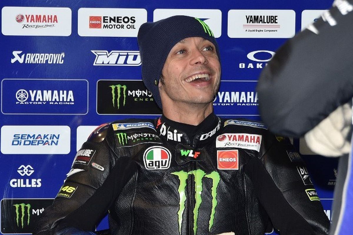 Pebalap Monster Energy Yamaha, Valentino Rossi, saat bersiap-siap menjalani sesi latihan MotoGP Australia di Sirkuit Phillip Island, Australia, pada 26 Oktober 2019.