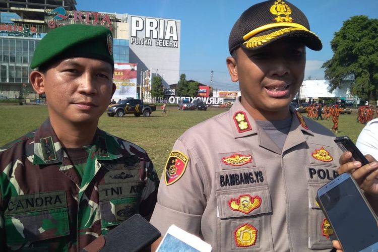 Kapolres Banyumas AKBP Bambang Yudhantara Salamun bersama Dandim 0701 Letkol Inf Chandra seusai apel gelar pasukan di Alun-alun Purwokerto, Jawa Tengah, Selasa (21/5/2019).