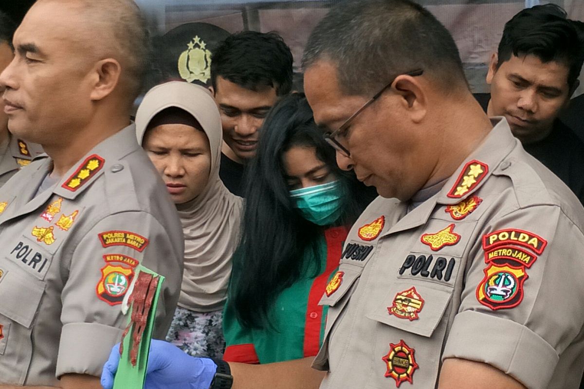 Vitalia Sesha (baju hijau) dalam jumpa pers kasus narkobanya di Polres Metro Jakarta Barat, Kamis (26/2/2020)