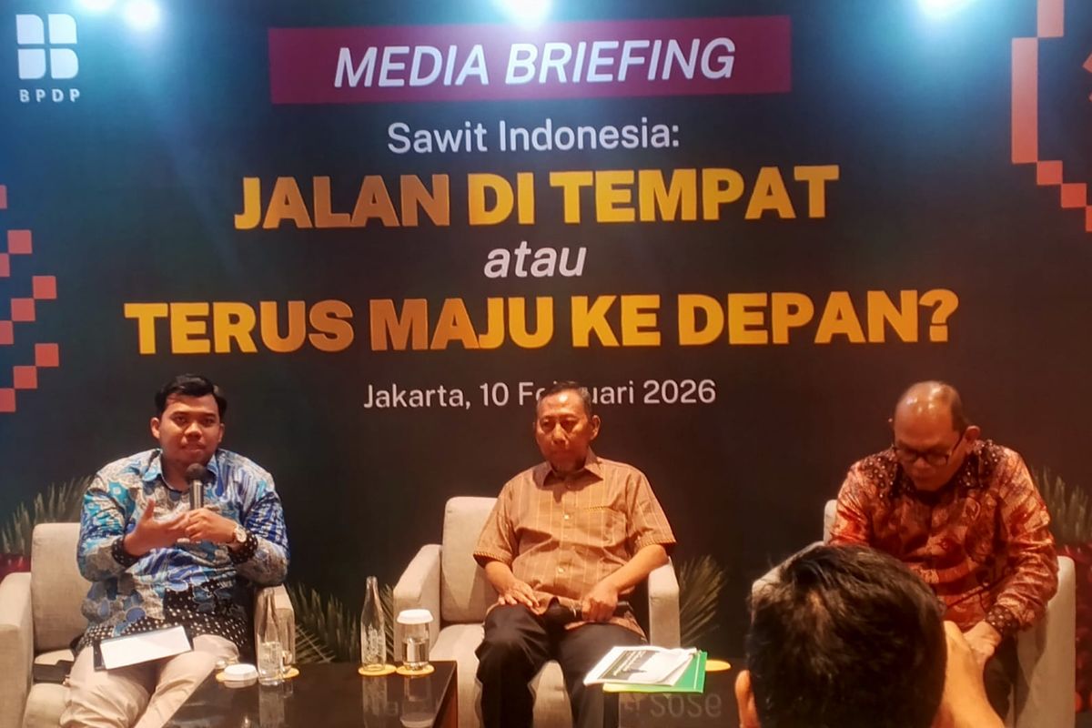Direktur Keuangan, Umum, Kepatuhan, dan Manajemen Risiko BPDP, Zaid Burhan Ibrahim (tengah) dan Direktur Palm Oil Agribusiness Strategic Policy Institute (PASPI), Tungkot Sipayung (kanan), dalam&nbsp;media briefing&nbsp;Sawit Indonesia; Jalan di Tempat atau Terus Maju ke Depan di Jakarta Pusat, Selasa (10/2/2026).