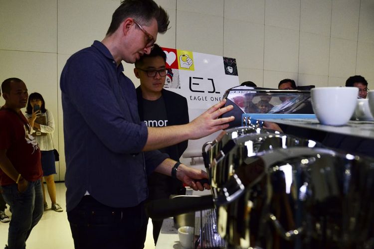 James Hoffman, World Barista Champion 2007, tengah meracik kopi menggunakan mesin kopi terbaru dari Nuova Simonelli, Victoria Arduino Eagle One didampingi oleh Tony Arifin, CEO Toffin Indonesia di Ciputra Artpreneur, Kuningan, Jakarta Selatan, Sabtu (15/2/2020). 
