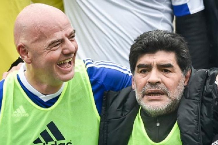 Presiden FIFA, Gianni Infantino, dan Diego Maradona main sepak bola bersama sebelum FIFA Gala di Zurich, Senin (9/1/2016).