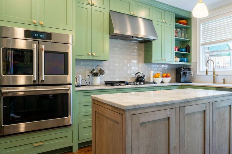 Ilustrasi dapur dengan warna atau kabinet hijau.