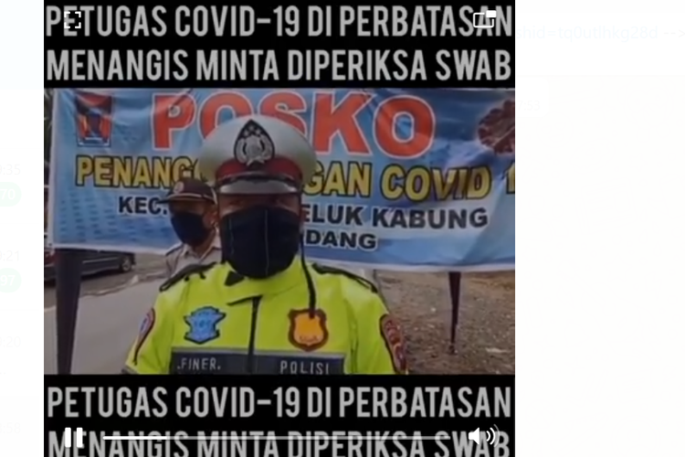 Polisi petugas PSBB di Padang, Sumatera Barat, menangis karena berharap bisa tes swab sebelum pulang ke rumah saat Lebaran.