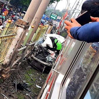 KRL Bogor-Jakarta Kota terpeper mobil di antara stasiun Citayam-Depok, Rabu (20/4/2022).