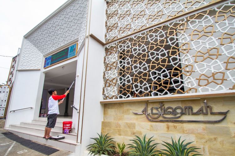 Nippon Paint Indonesia memberikan donasi sebanyak 3.565 liter cat melalui pengecatan lebih dari 100 masjid dan musala yang tersebar di beberapa wilayah seperti Serpong, Tangerang, Serang, Malingping, Pemalang, Pekalongan, Tegal, dan Brebes. 