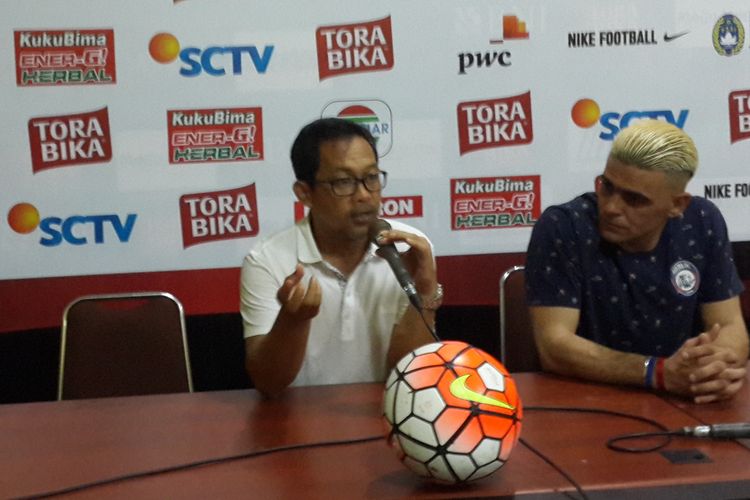 Pelatih Arema FC Aji Santoso bersama Cristian Gonzales saat konferensi pers usai mengalahkan Semen Padang di Stadion Kanjuruhan, Kabupaten Malang, Minggu (5/3/2017)