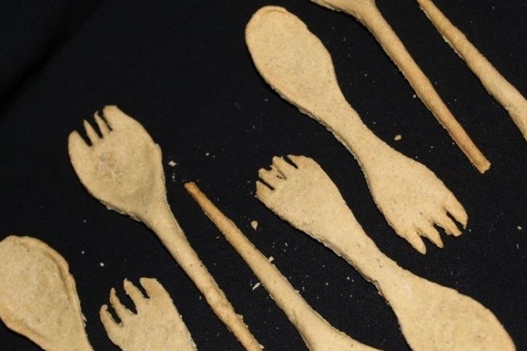 Sendok dan garpu yang terbuat dari limbah tongkol jagung hasil inovasi mahasiswa Unsoed.