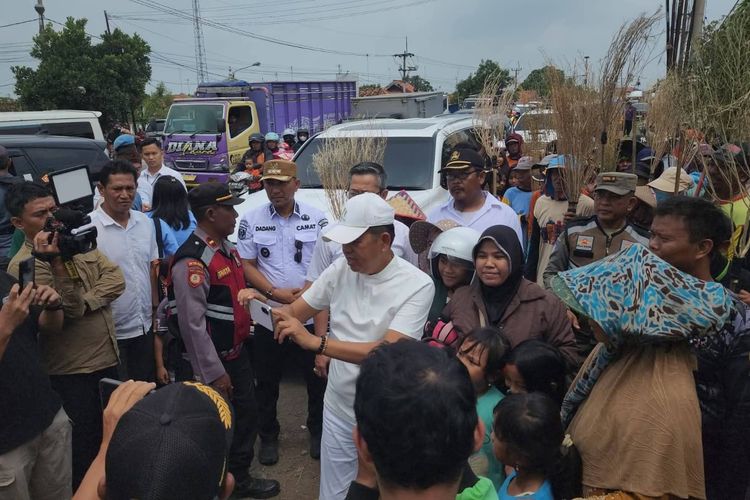 Minta Penyapu Koin Jembatan Sewo Setop Beraksi, Dedi Mulyadi Janji Beri Rp 50.000 per Hari