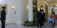 Meski Dipersilakan Prabowo, Megawati Tolak Berjalan di Depan Gibran