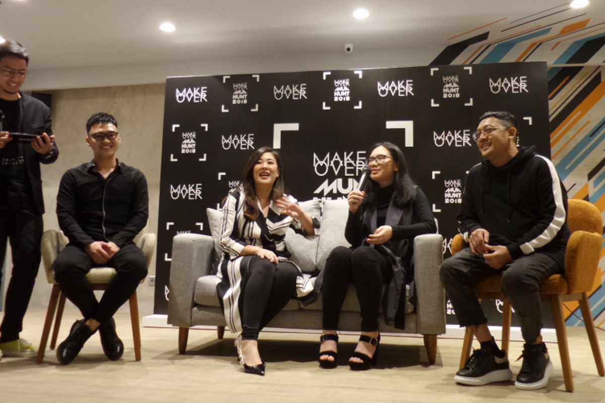 Brand Manager Make Over Stephanie Lie (kedua dari kanan) bersama tiga juri Make Over Makeup Artist Hunt 2018: Dhirman Putra, Marlene Hariman dan Philipe Karunia dalam konferensi pers di Rework Fx Sudirman, Jakarta, Selasa (14/8/2018).