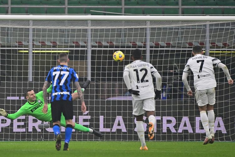 Stiker Juventus Cristiano Ronaldo (kanan) mencetak gol penalti ke gawang Inter Milan pada laga leg pertama semifinal Coppa Italia 2020-2021 di Stadion Giuseppe Meazza, Selasa (2/2/2021) atau Rabu dini hari WIB. 