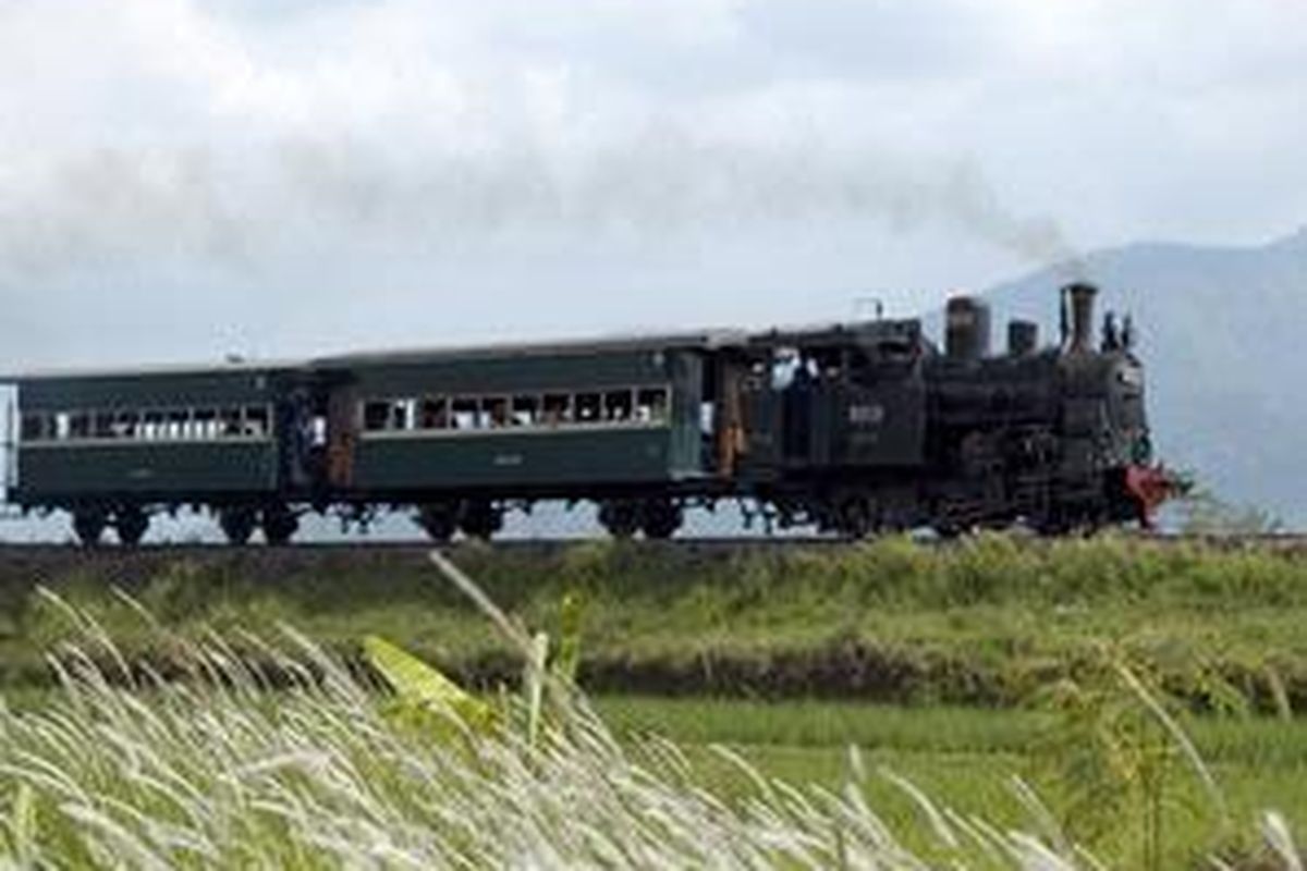 Kereta Api Tua membawa serombongan turis melintasi alam pedesaan Ambarawa 