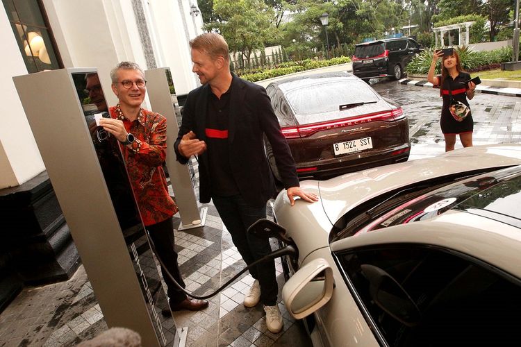 Porsche Indonesia memperkenalkan Destination Charging mereka atau pengisian daya mobil listrik di Hotel Pullman Bandung. Destination charging ini merupakan yang pertama di Indonesia dan siap merambah ke daerah lainnya.  