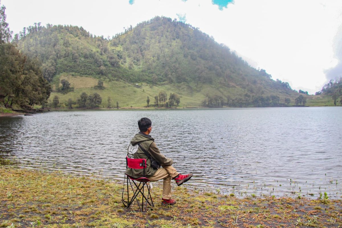 Wisatawan menikmati keindahan Danau Ranu Kumbolo