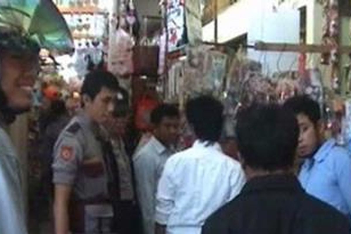 Puluhan toko, kios dan pedagang kaki lima yang menjual mercon, petasan dan kiembang api secara illegal dirazia petugas polres Majene. Razia ini digelar menyusul makin maraknya ledakan petasan, mercon selama Ramadhan terutama saat tarwih dan makan sahur.