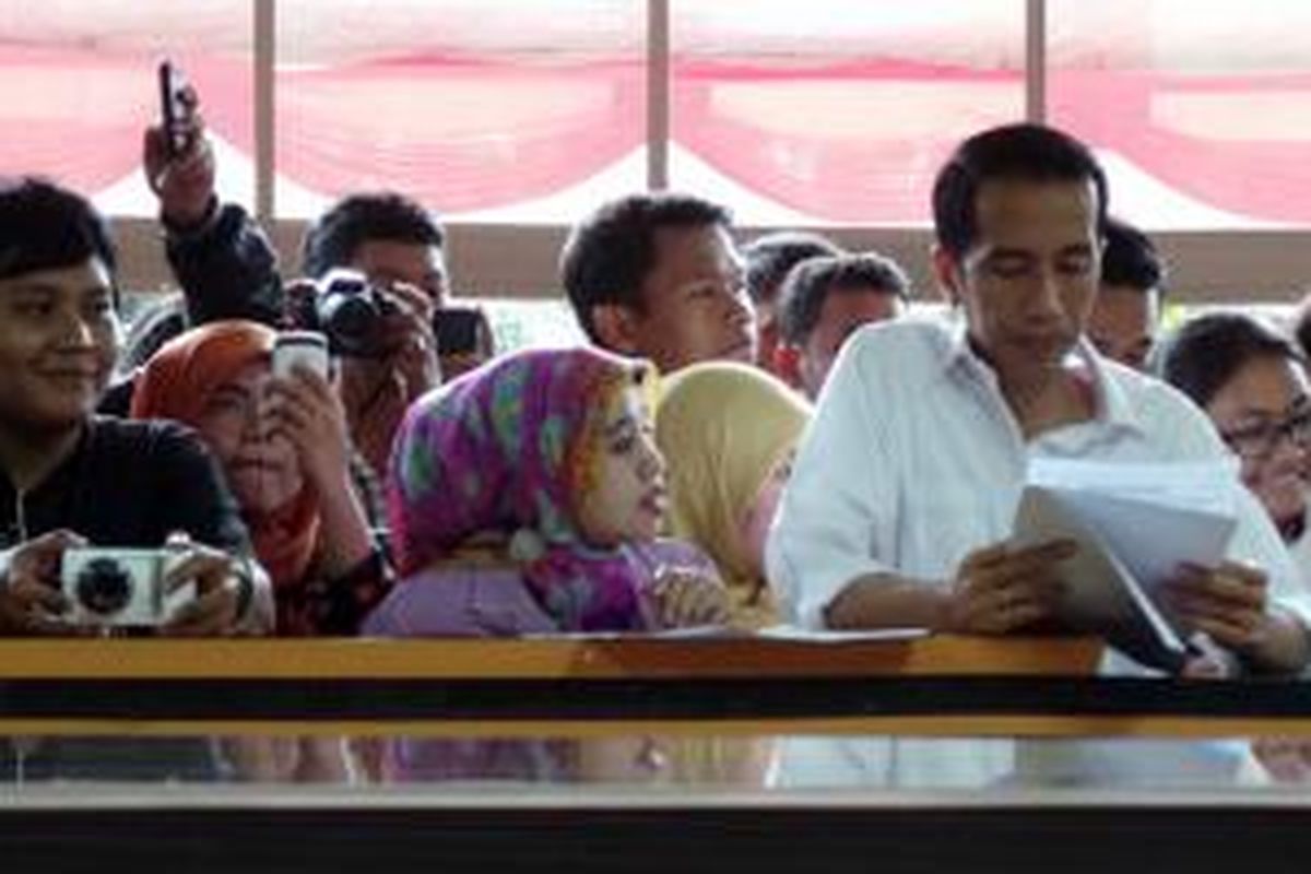 Gubernur DKI Jakarta Joko Widodo (memegang kertas) melakukan inspeksi mendadak di kantor Pelayanan Terpadu Satu Pintu di Gedung Pemerintah Kota Jakarta Timur, Selasa (16/7/2013) sore.